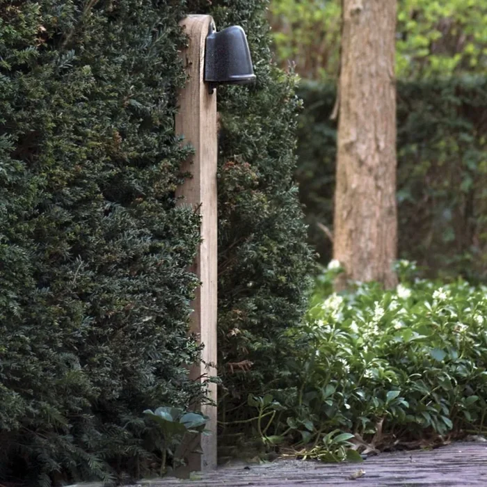 Authentage – Ländliche Gartenspot Balume Pole auf Holzmast