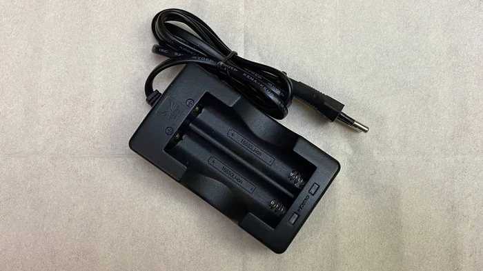 Ladegerät 2- Schacht HXY für 18650er 3,7 V Li-Ionen Akku