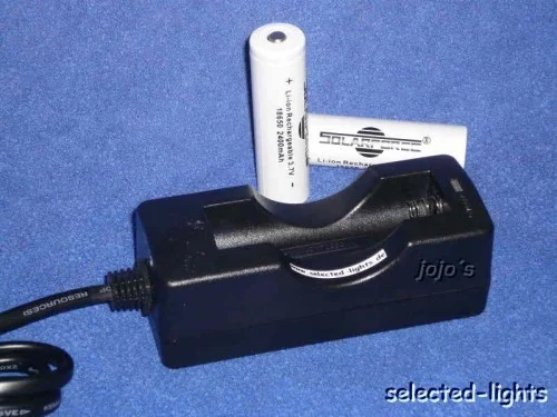 Ladegerät HXY für 18650er 3,7 V Li-Ionen Akku mit Flachstecker (passt nicht BRD)