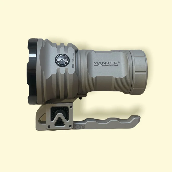 Manker MK38 Satellite LED Universal Suchlampe bis 41000 Lumen – für 3x 21700 Akkus – grau